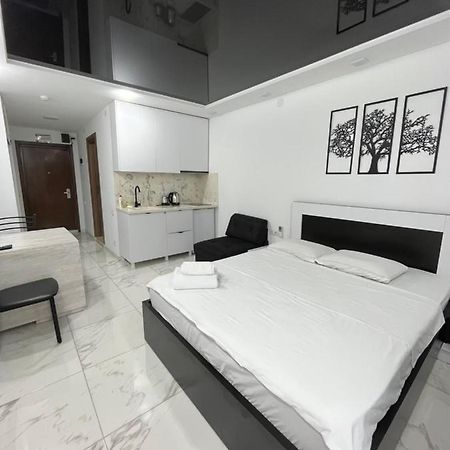Sea View Studio Apartment In Orbi Residence Batumi Bagian luar foto